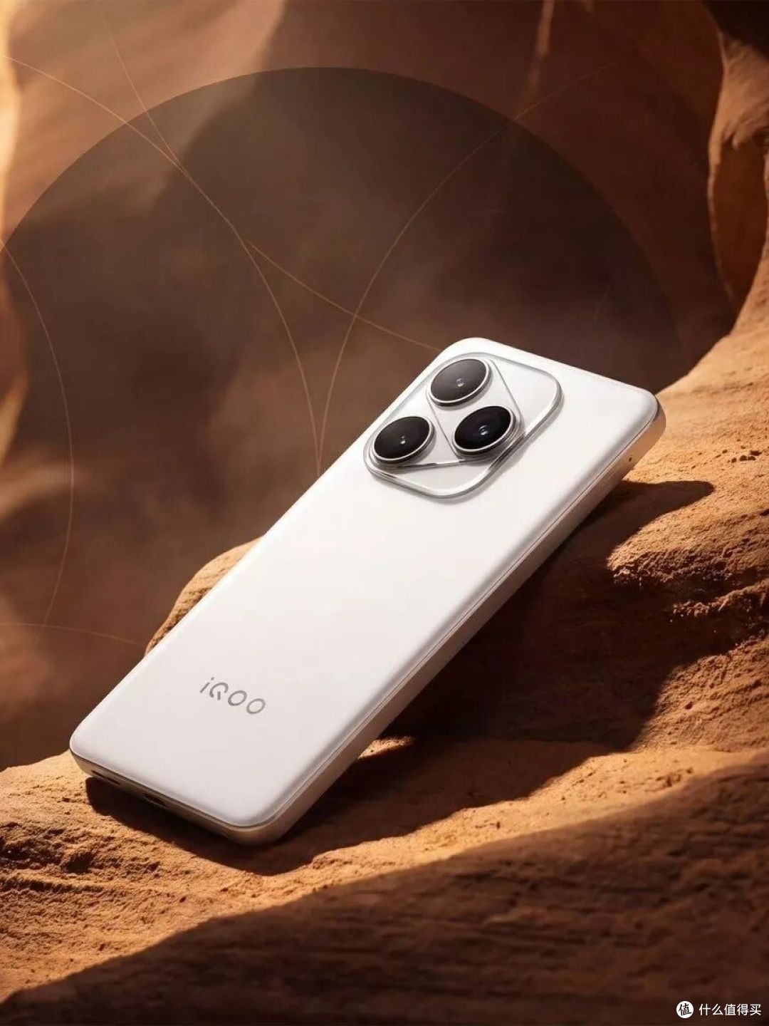 8400mAh+机械臂三摄!iQOO 16亮相,这设计一眼科幻