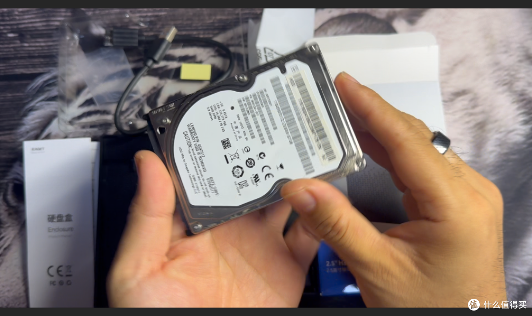 【探长捡漏】忆捷E60硬盘盒实测:免螺丝无损装机