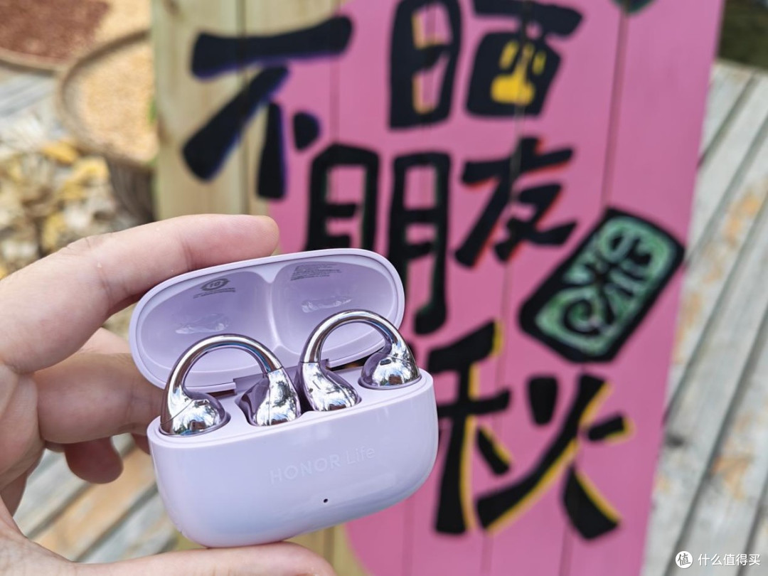 从“听个响”到“戴出彩”,荣耀小闪钉凭什么让我先“哇”出声?