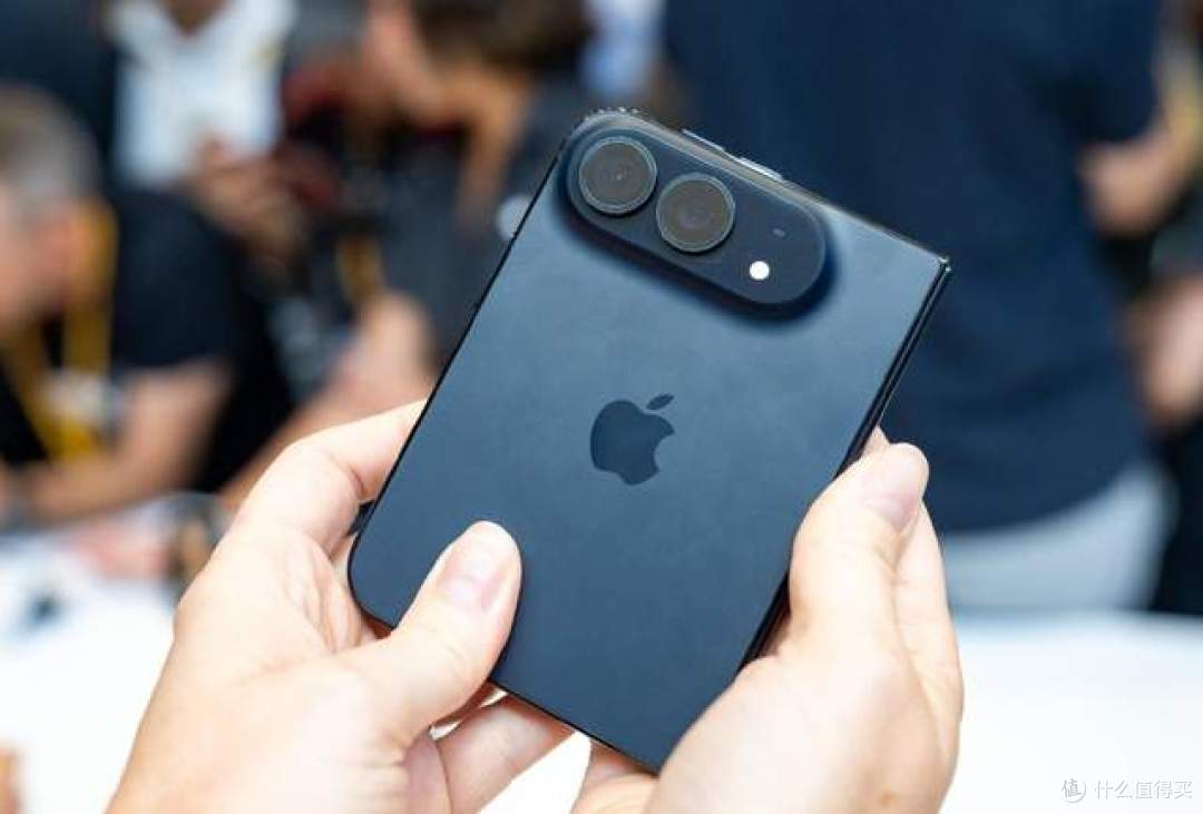 苹果首款折叠机翻车!iPhone Duo砍掉长焦+FaceID,果粉:无法接受
