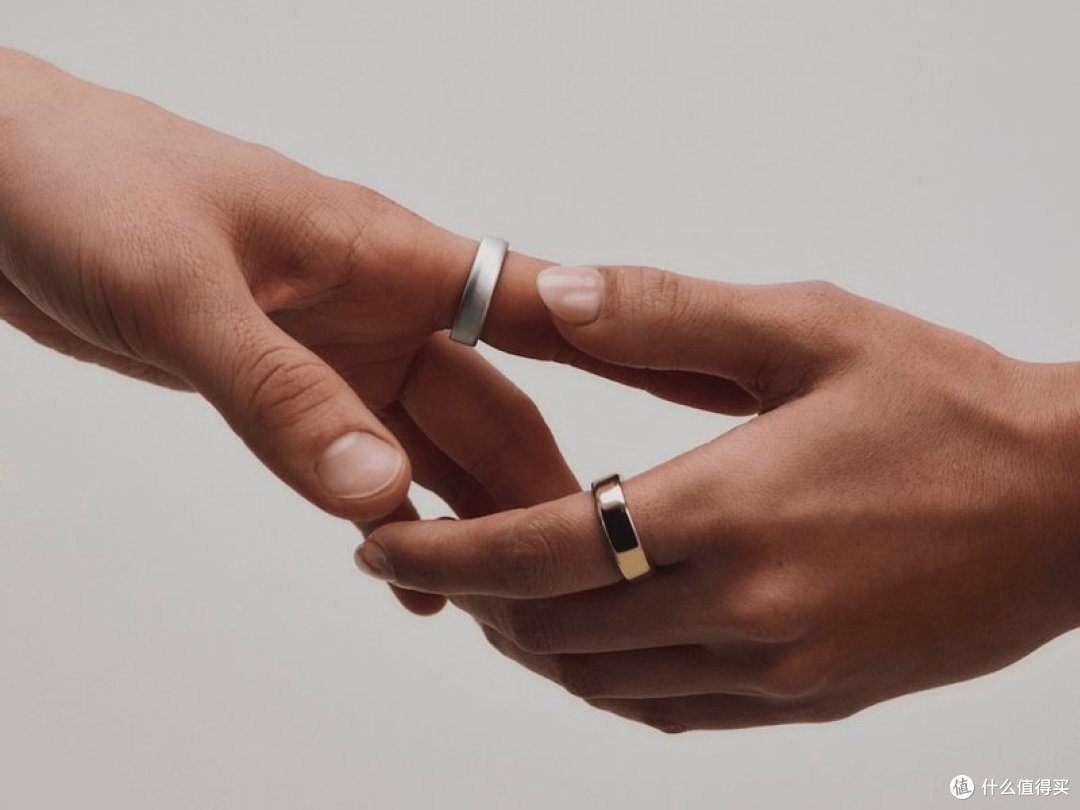 Oura Ring 5 钛金属戒指戴在手指上的实拍,2026 年 6 月 4 日发布,图源 ouraring.com