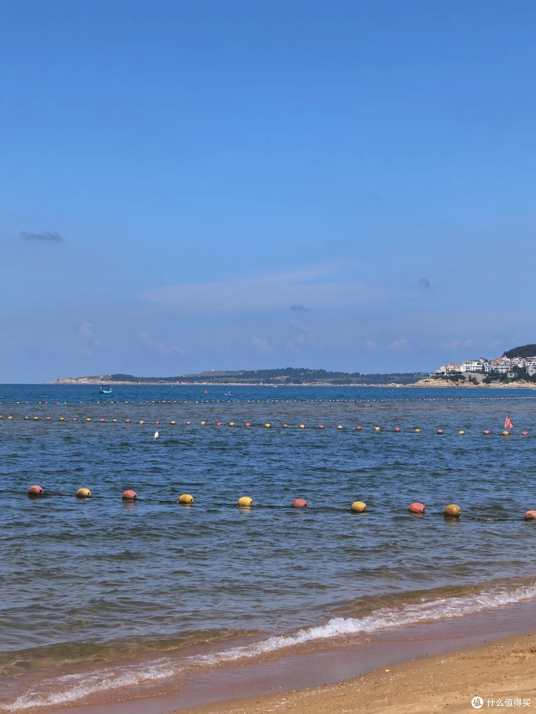 国际海水浴场清澈的海面上，红黄浮球一排排延伸向远方海岸