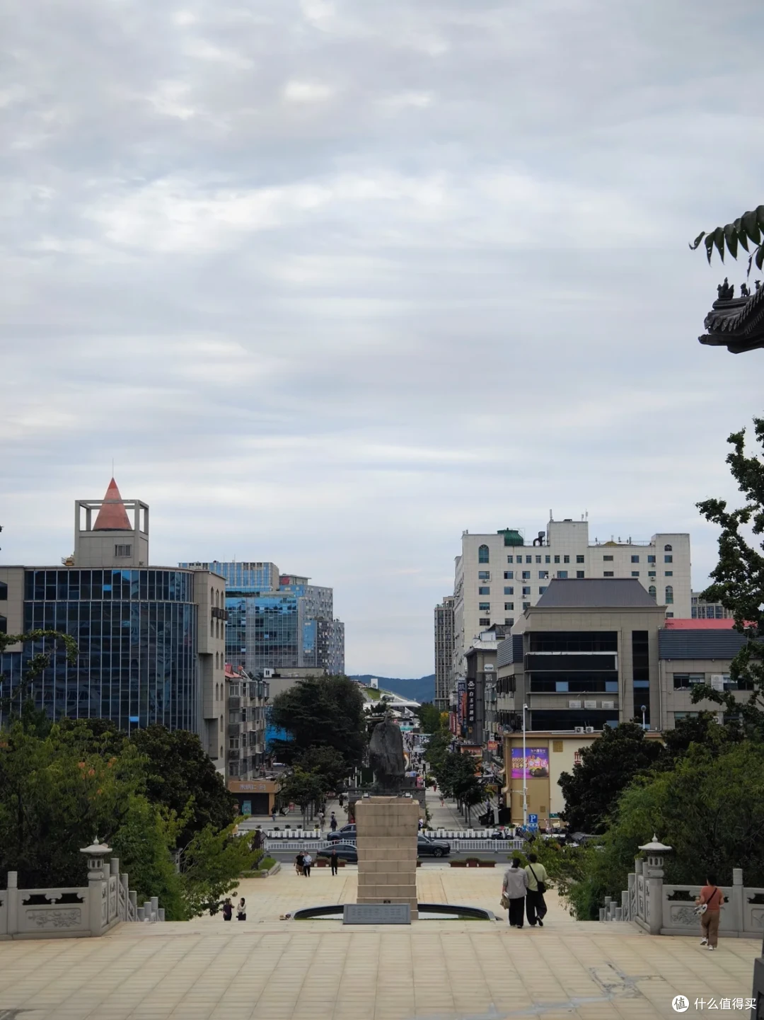 从环翠楼台阶俯瞰，邓世昌铜像立在广场中央，面向笔直的城市马路