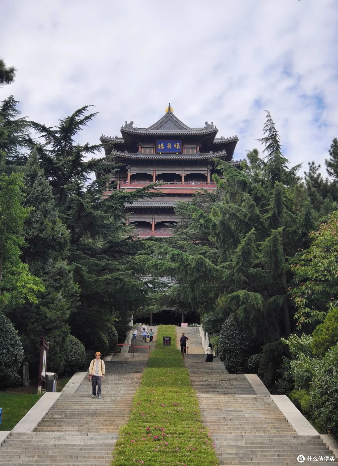 环翠楼公园的长石阶穿过松林，通向三层飞檐的环翠楼