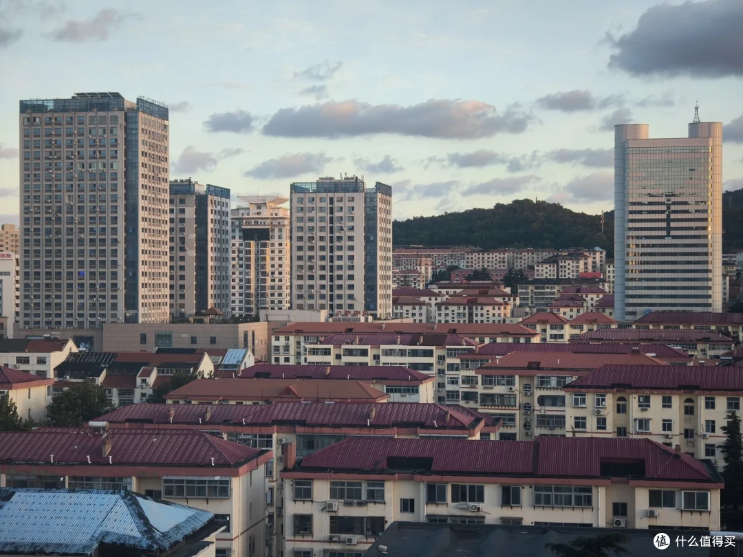 威海市区成片的红色尖顶楼房，远处高楼与山丘相望