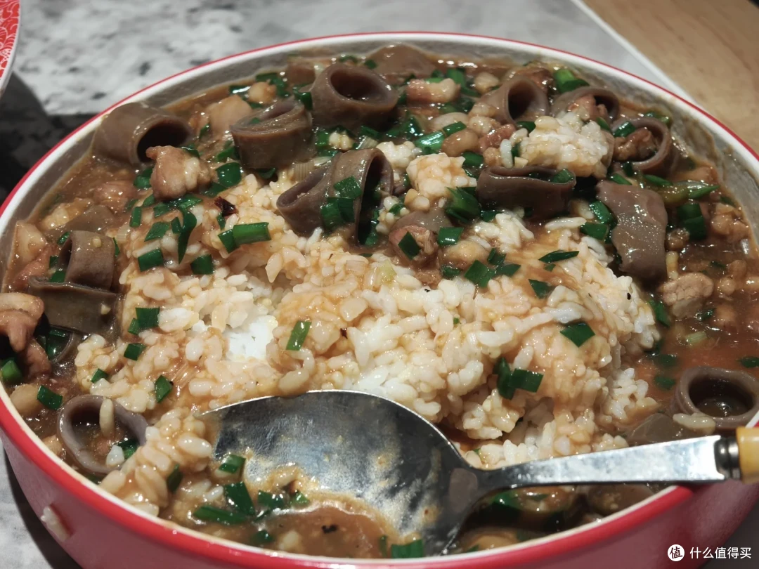 海肠捞饭，切段海肠与肉丁盖在米饭上，撒着翠绿韭菜段