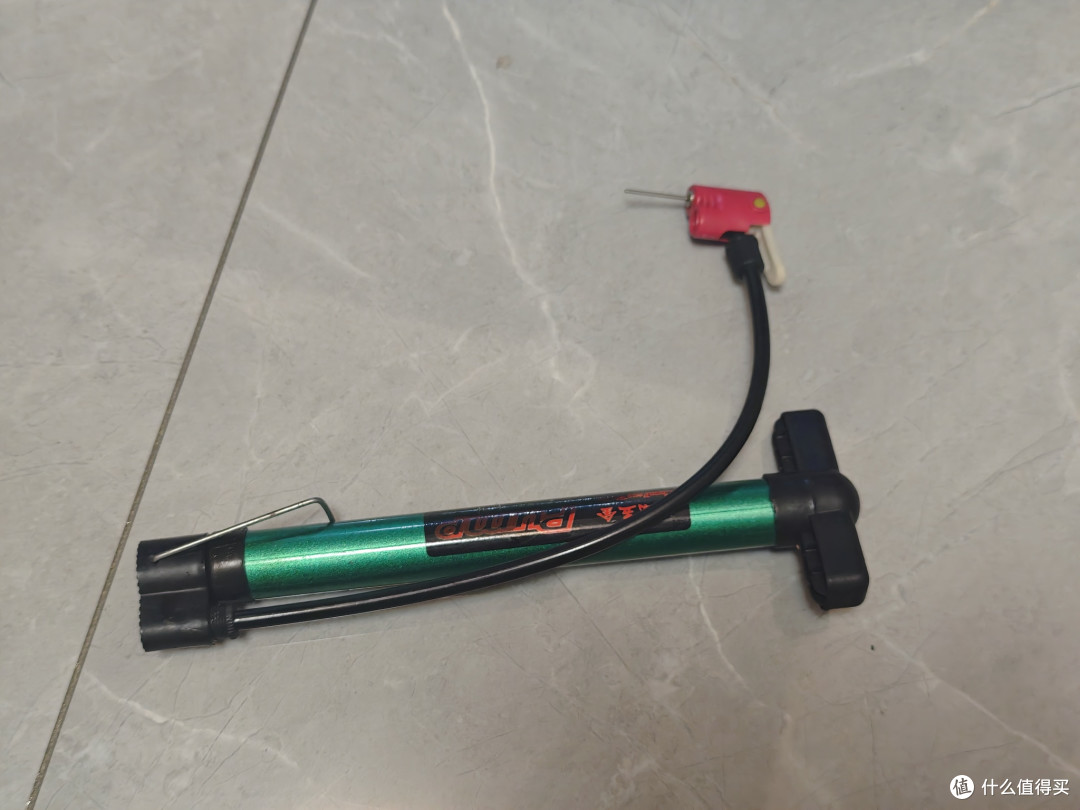 迈极炫AIRROSE迷你充气泵,140g塞口袋就走,骑行路上再不怕漏气