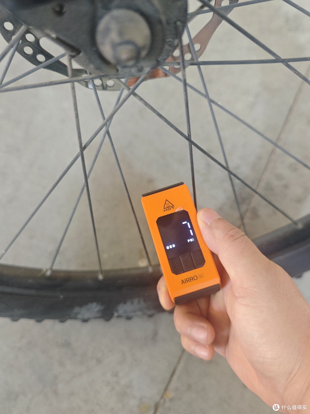 迈极炫AIRROSE迷你充气泵,140g塞口袋就走,骑行路上再不怕漏气