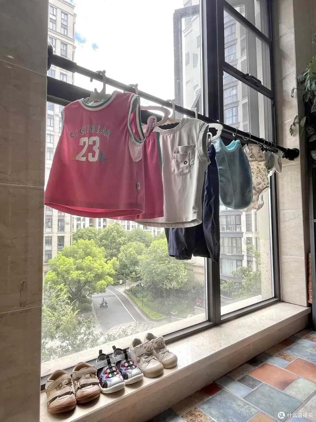 被网友的「阳台晾衣法」惊呆了，整洁不挡光还高级，我怎么没想到