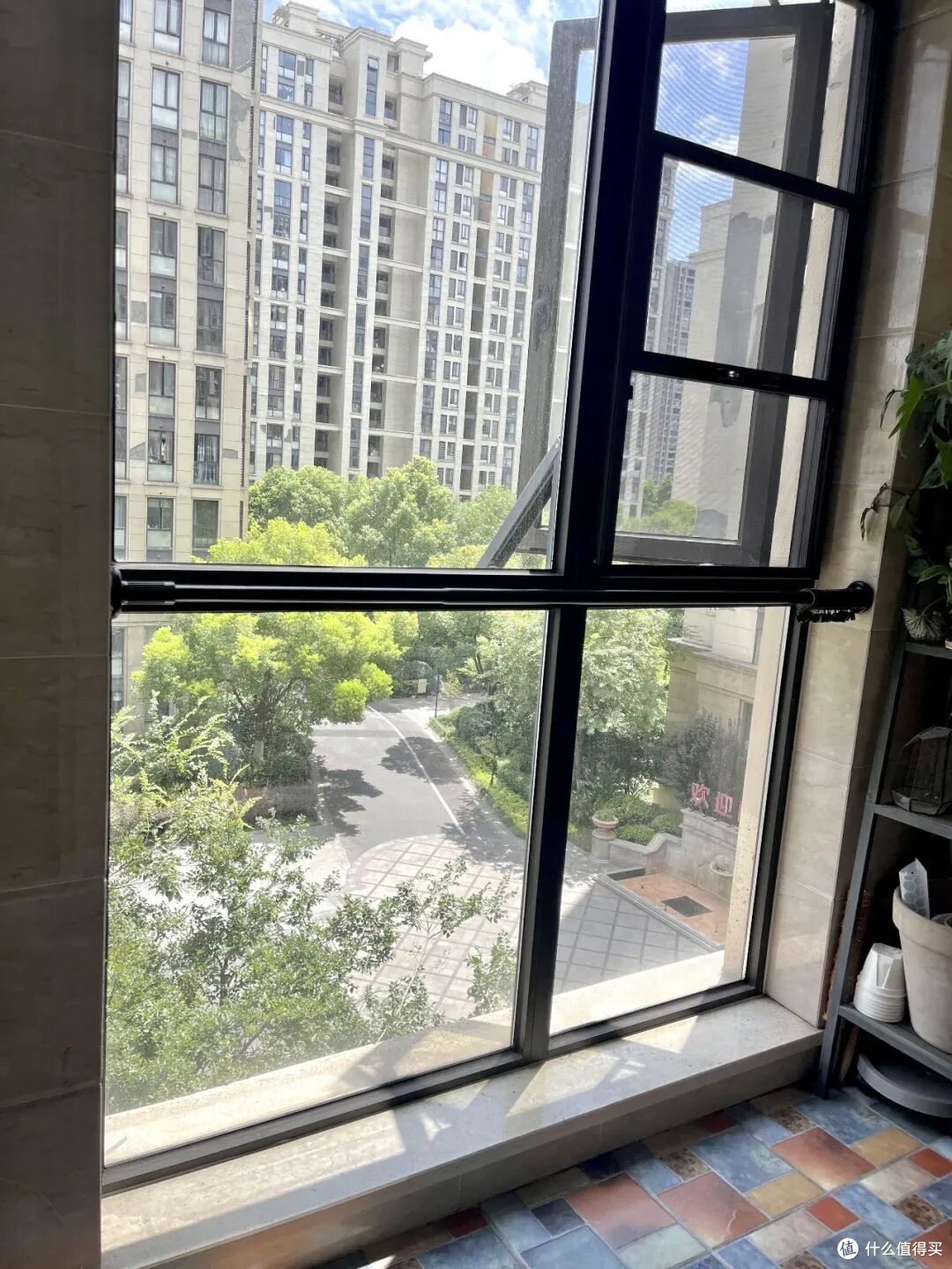 被网友的「阳台晾衣法」惊呆了，整洁不挡光还高级，我怎么没想到