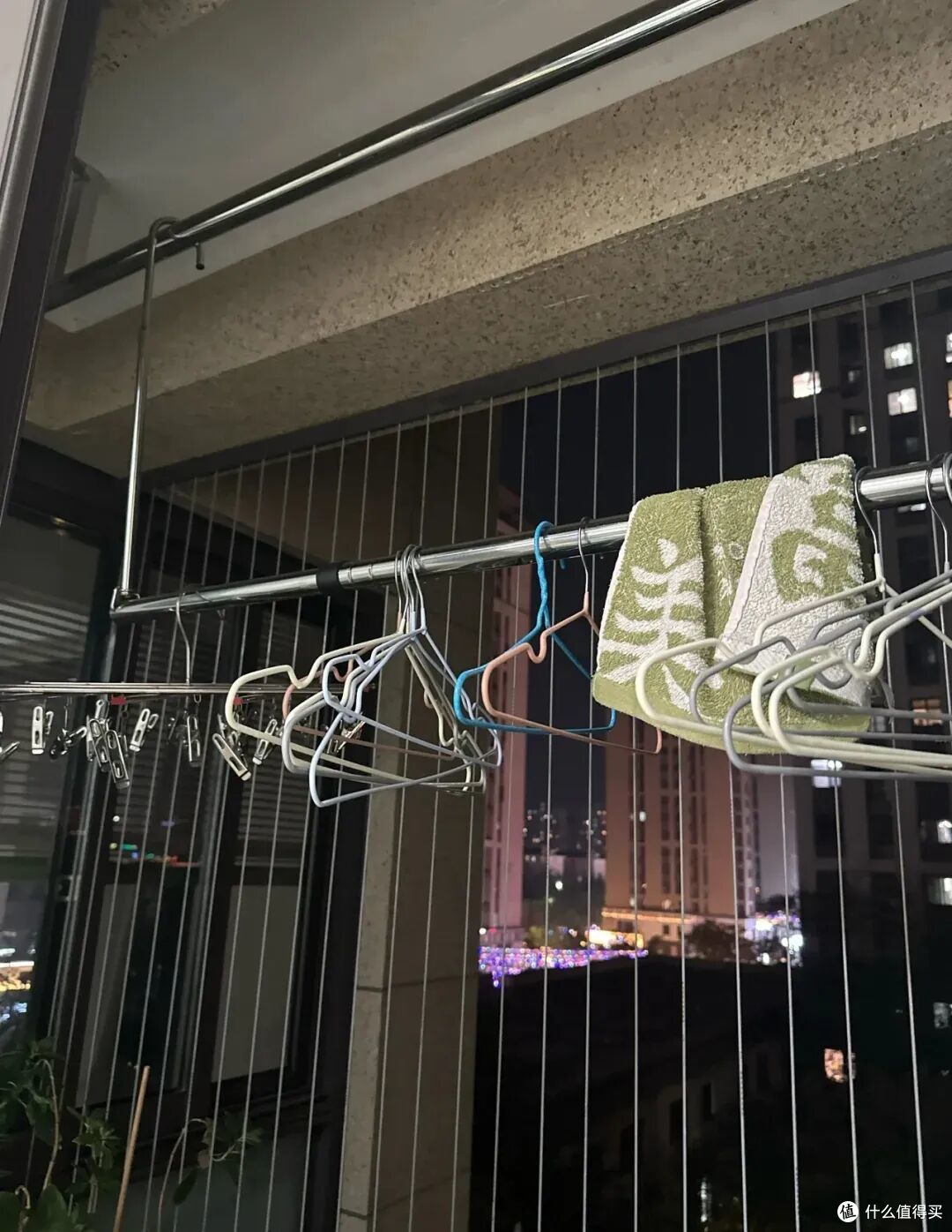 被网友的「阳台晾衣法」惊呆了，整洁不挡光还高级，我怎么没想到