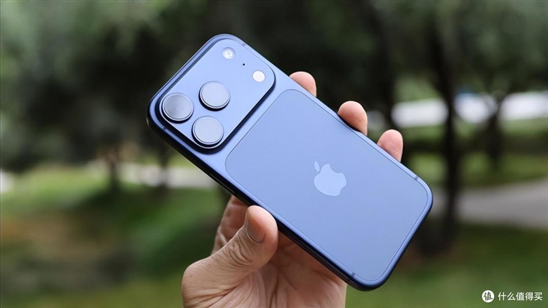苦等半年还缩水！iPhone 18 标准版跳票到明年，网友：一台阉割机