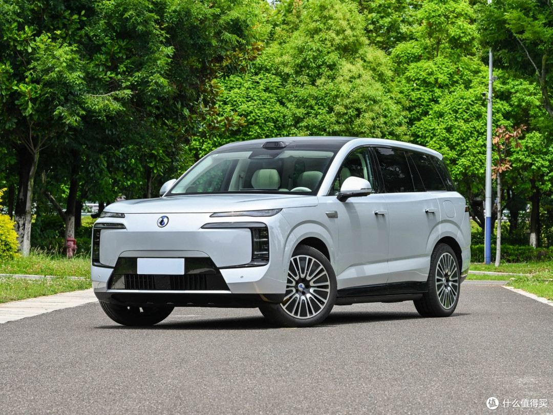 29.98万起,960km续航,腾势N8L纯电版,纯电大六座的天花板