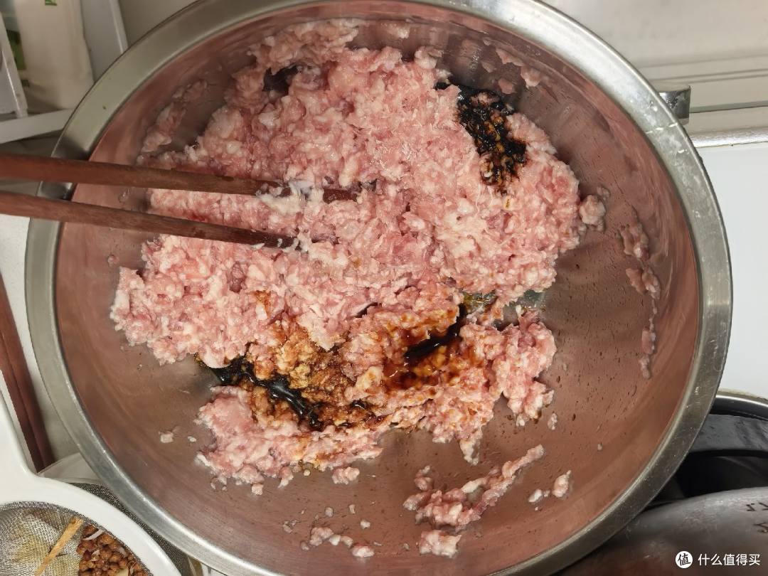 入秋第一顿水饺,芹菜猪肉馅这么调才爆汁,附全流程教程