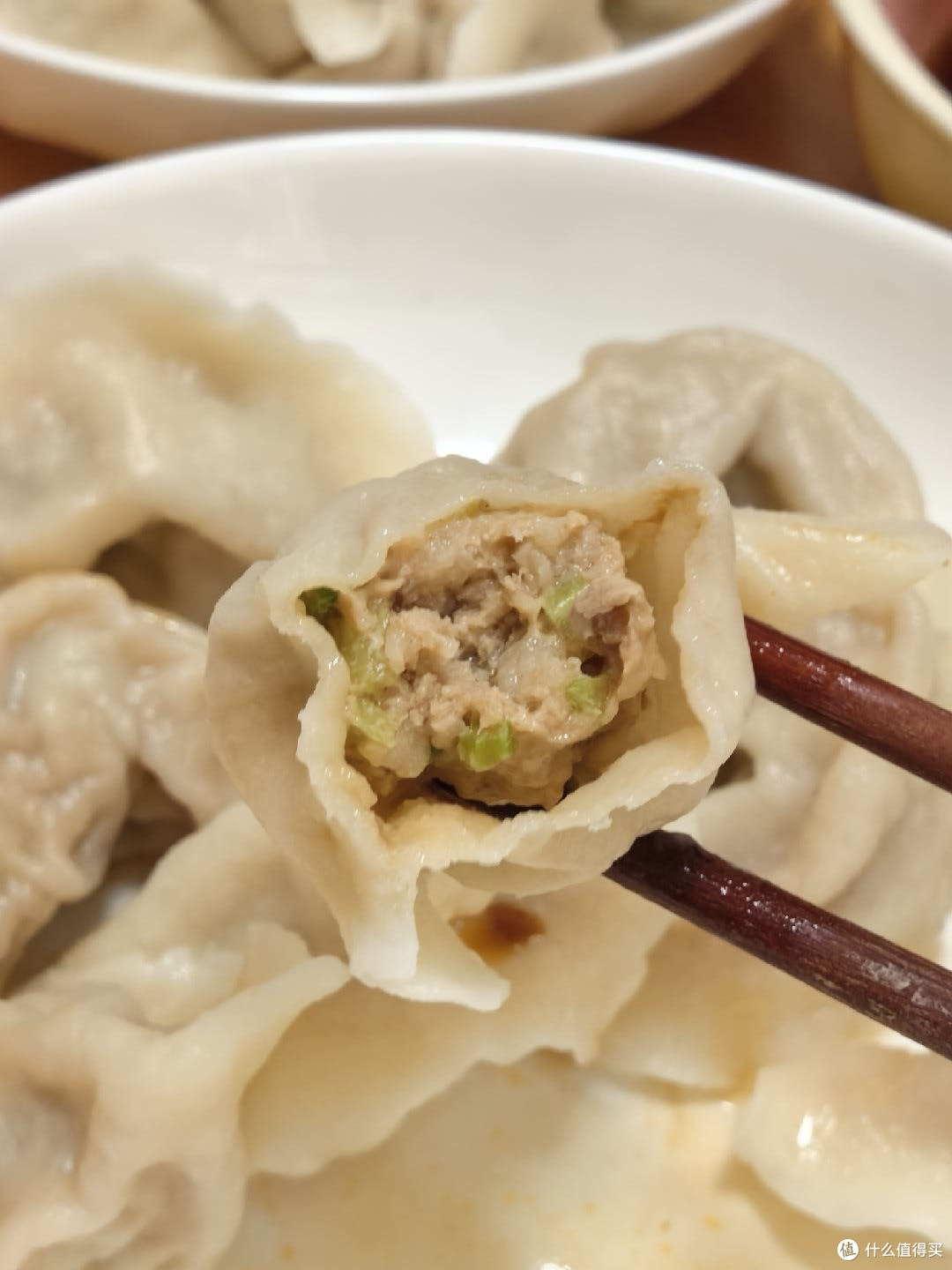 入秋第一顿水饺,芹菜猪肉馅这么调才爆汁,附全流程教程