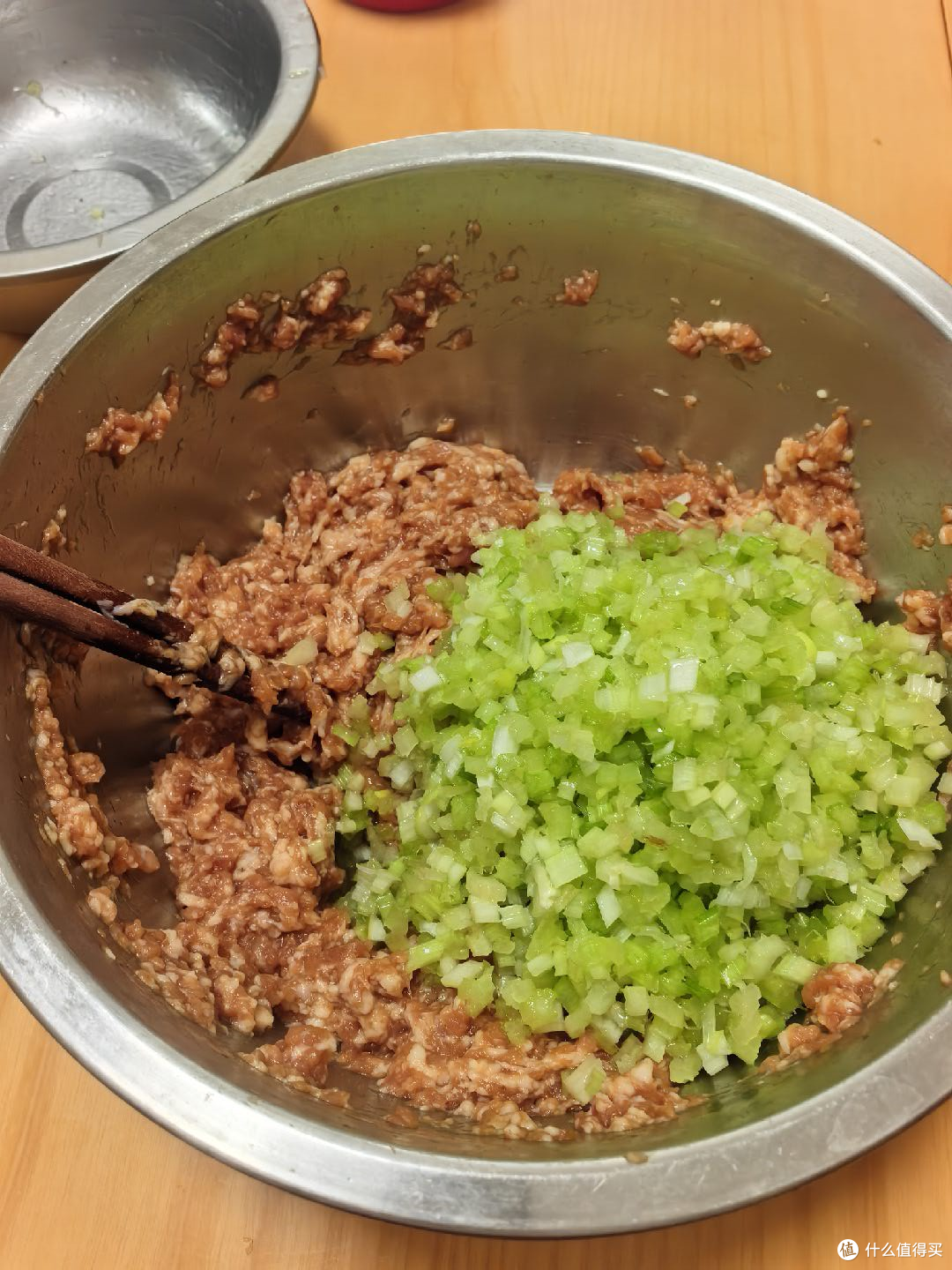 入秋第一顿水饺,芹菜猪肉馅这么调才爆汁,附全流程教程
