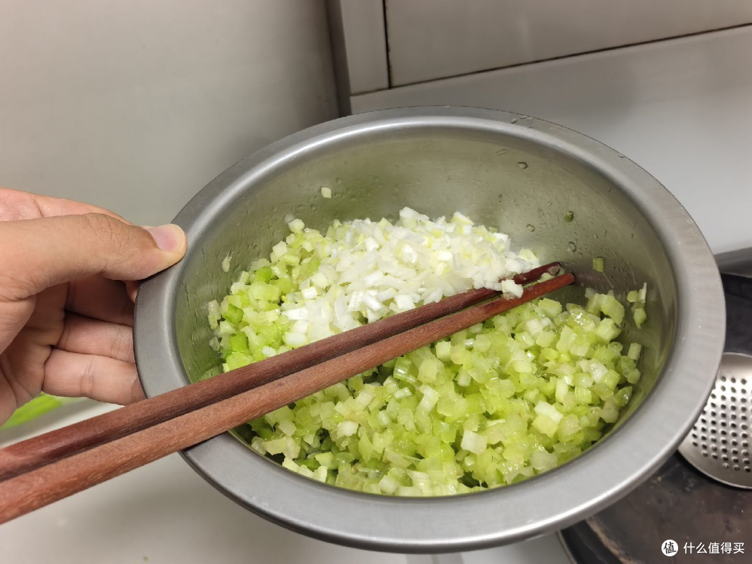 入秋第一顿水饺,芹菜猪肉馅这么调才爆汁,附全流程教程