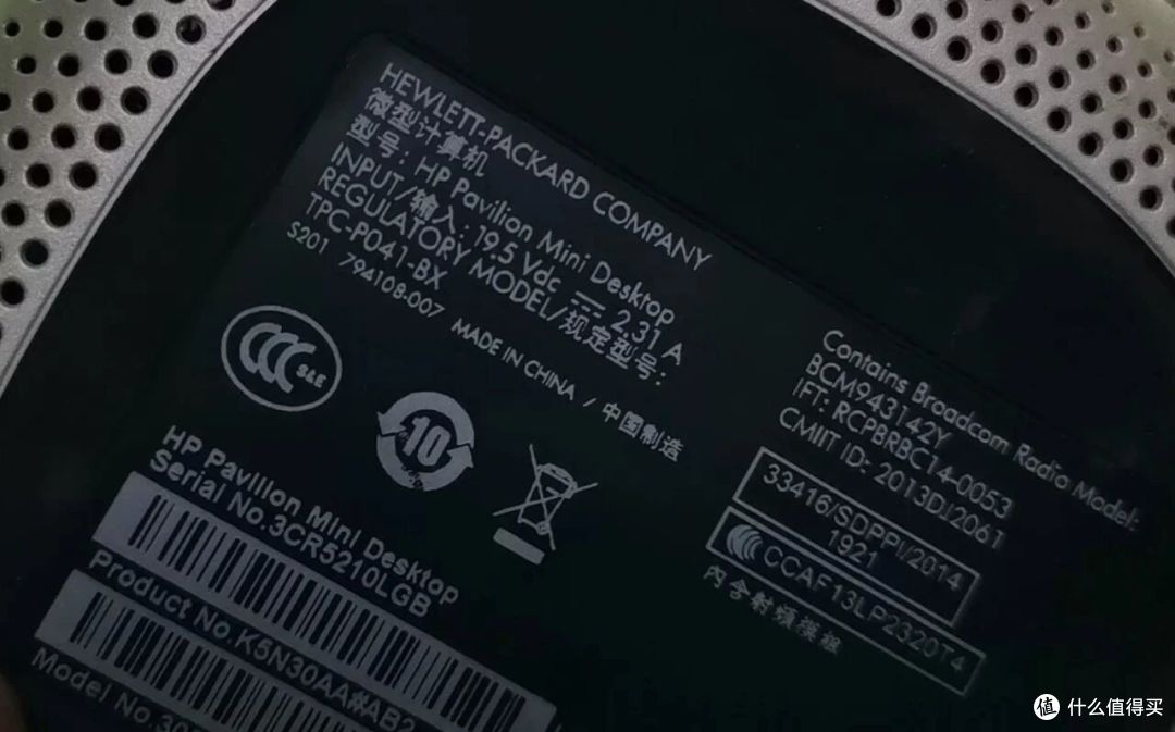 惠普 Pavilion Mini 底面铭牌，可见型号、电源规格与 BCM943142Y 无线网卡信息
