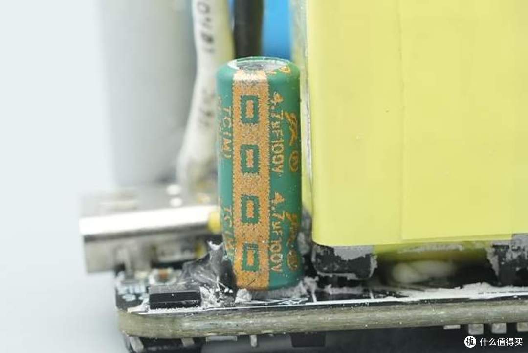 淡紫色磨砂质感+69g轻巧机身,倍思45W迷你氮化镓充电器拆解