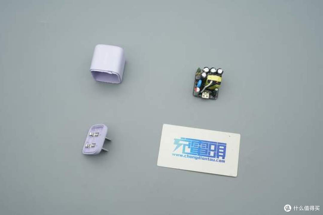 淡紫色磨砂质感+69g轻巧机身,倍思45W迷你氮化镓充电器拆解