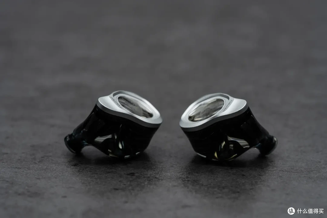 颜值与声音双赢——简评七彩虹Lunar Roam「月球漫步」