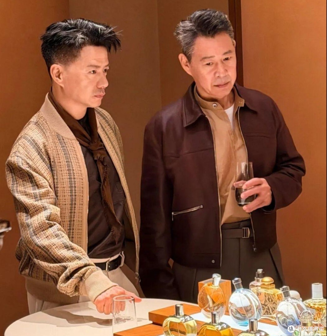 70岁张丰毅肌肉刷屏!中年男人自己动手练力量
