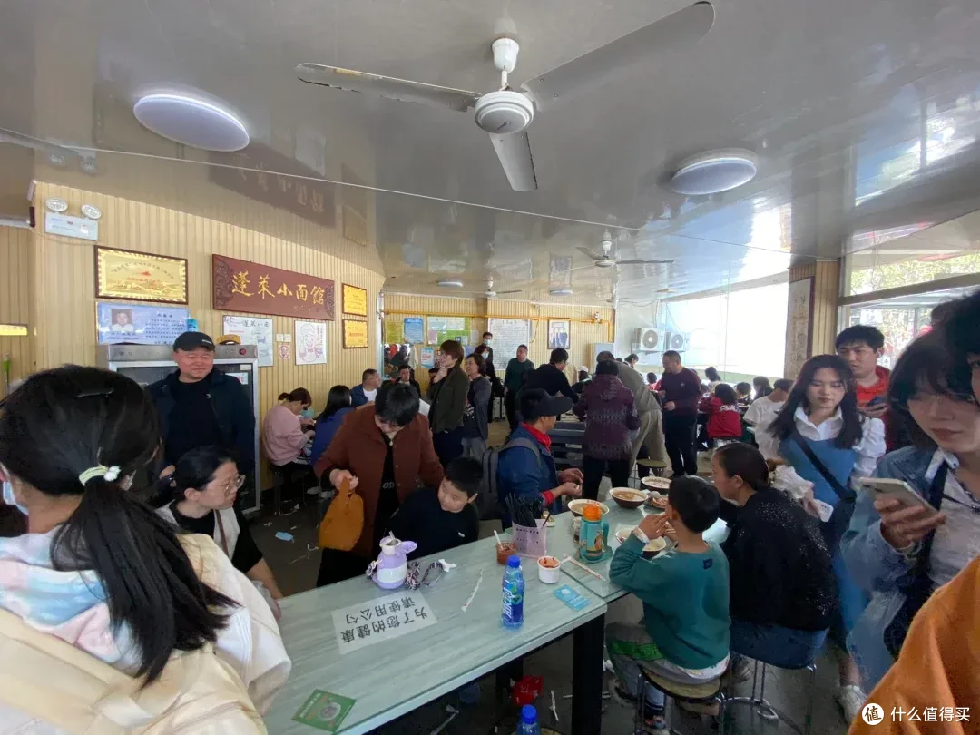 一碗海鲜面,4块钱!你相信吗?但这确实是真的!当地都这个价