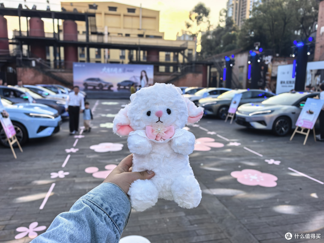 交车仪式开始卷了?比亚迪这次在成都把提车办成了"车主大秀"