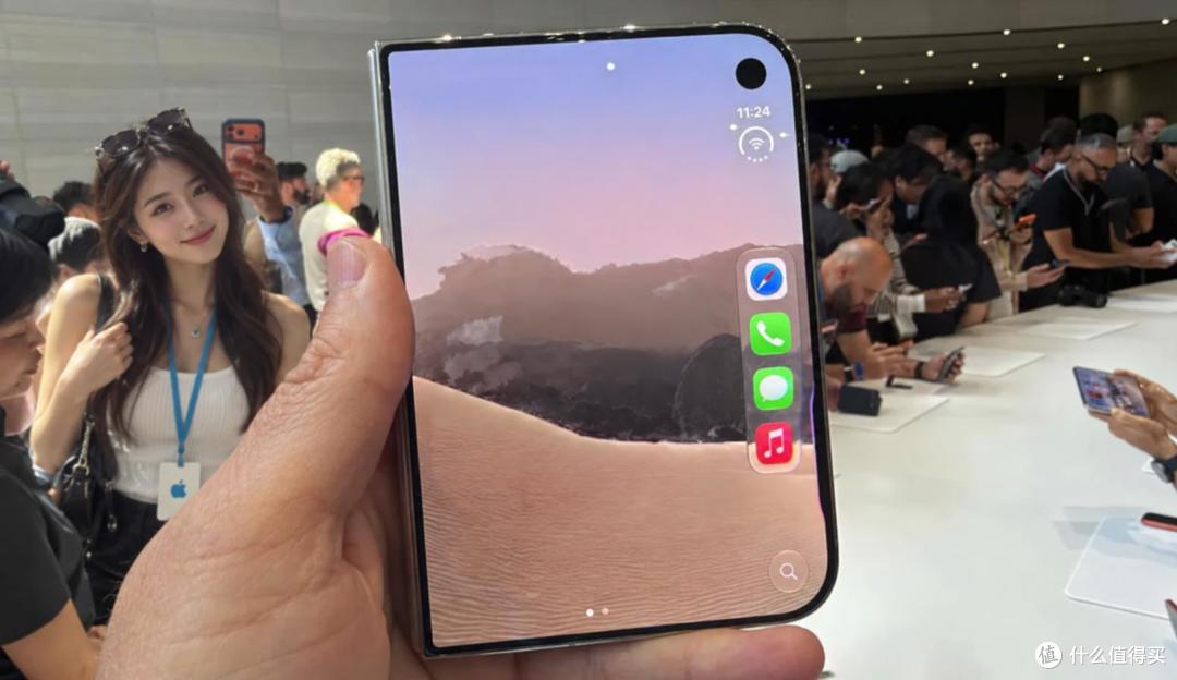 苹果折叠真机来了！iPhone Duo初上手：2T卖26499元，折痕真明显