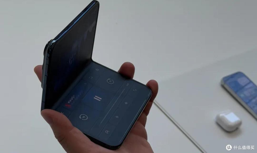 苹果折叠真机来了！iPhone Duo初上手：2T卖26499元，折痕真明显
