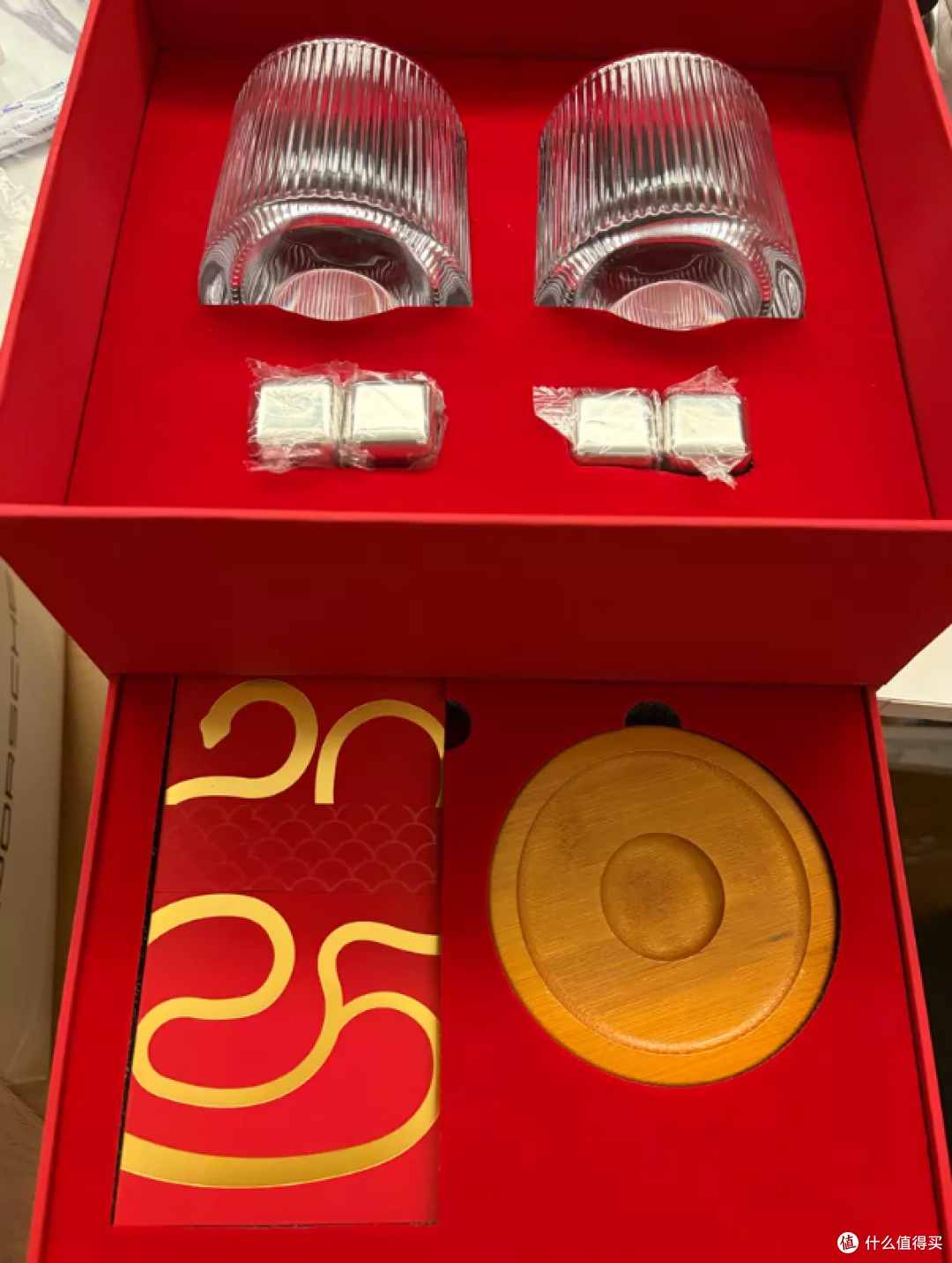 又一款保时捷新春礼盒流入二手鱼，2个杯子+4个冰块卖130值不值？