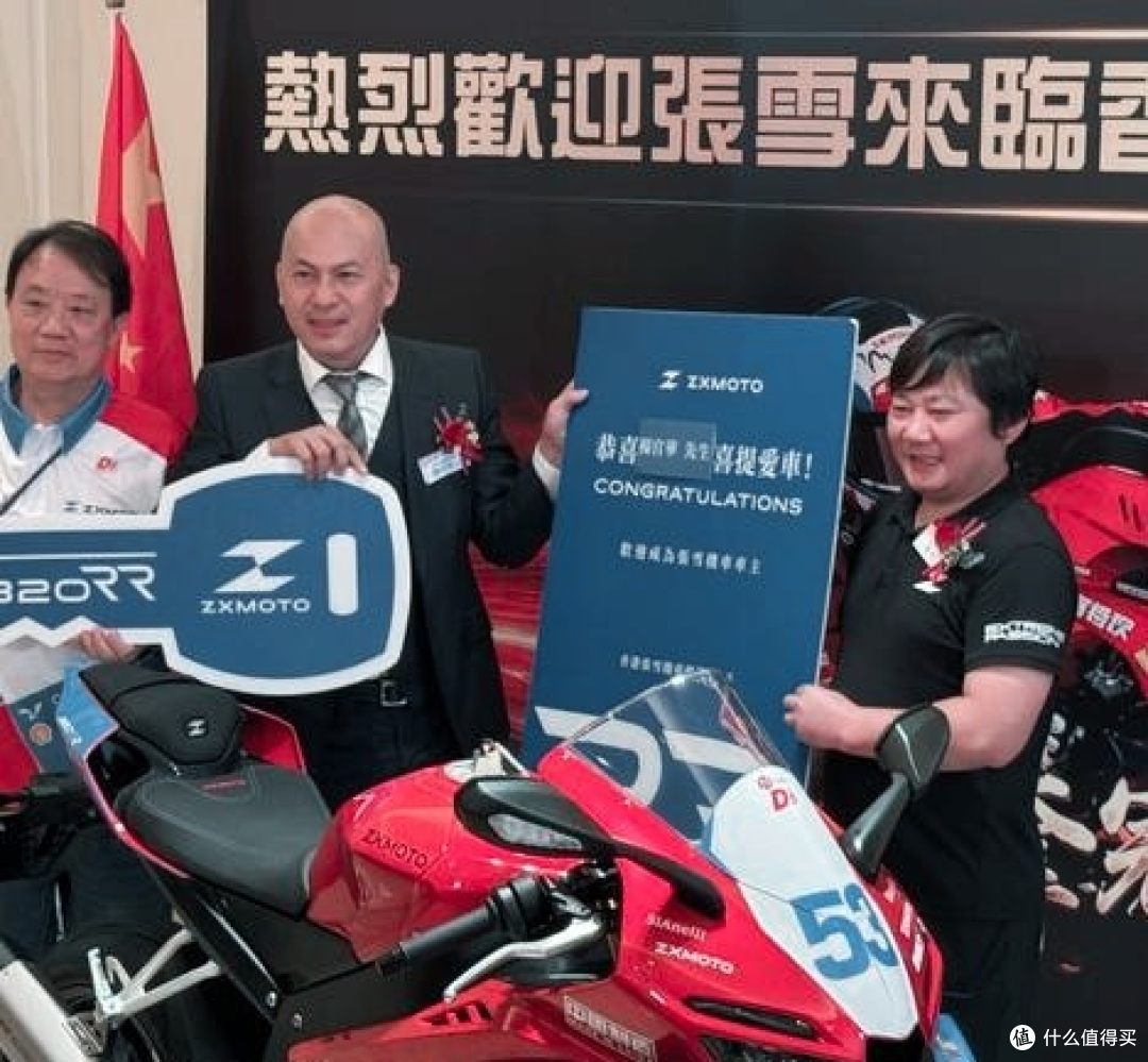 82 岁议员争相提车!赛道封神的张雪机车,普通摩友怎么选?