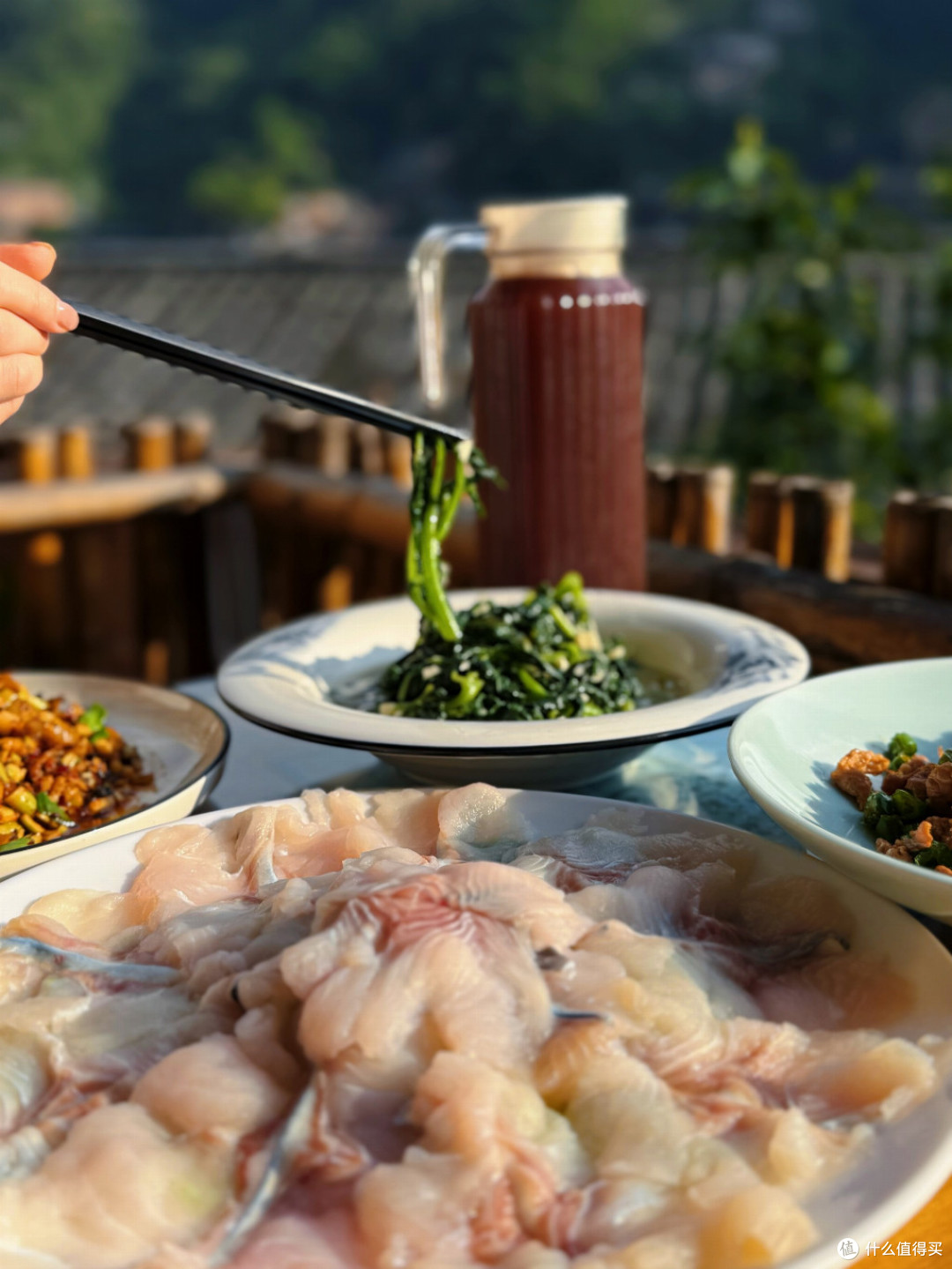 西江千户苗寨氛围感餐厅怎么选?吊脚楼烟火气与苗寨用餐体验