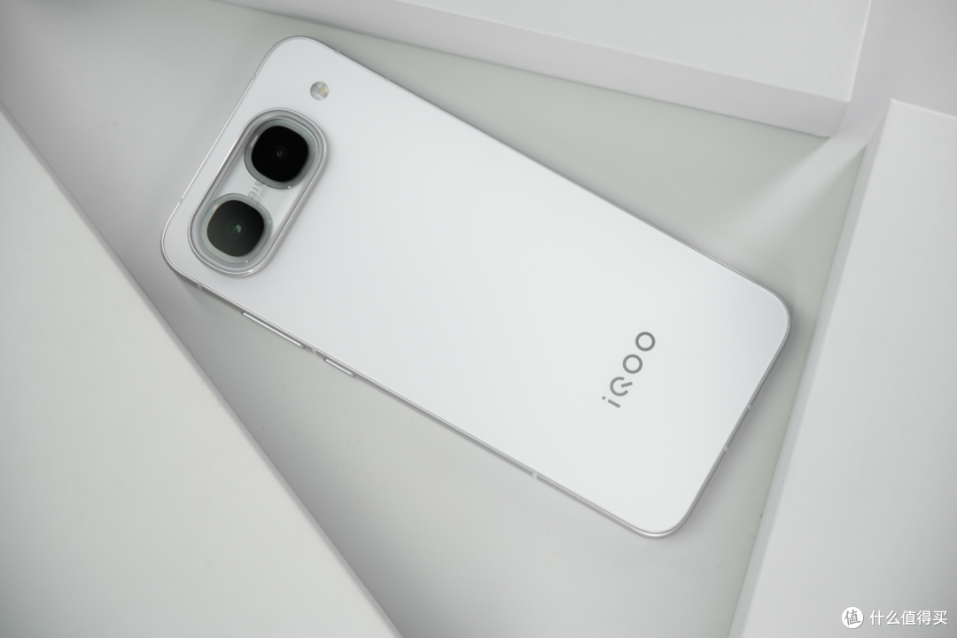 iQOO Neo 11 至尊版体验:为游戏而生的“偏科生”