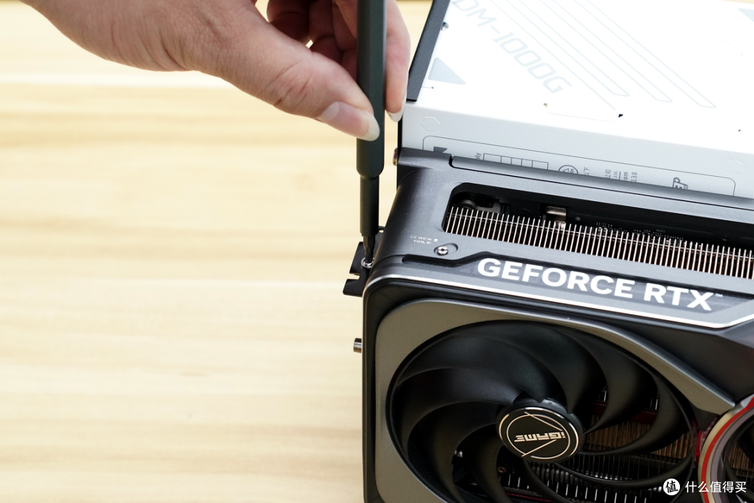 RTX 5080损耗多少？EXP GDC OCuP4V2 OCuLink显卡坞开箱评测