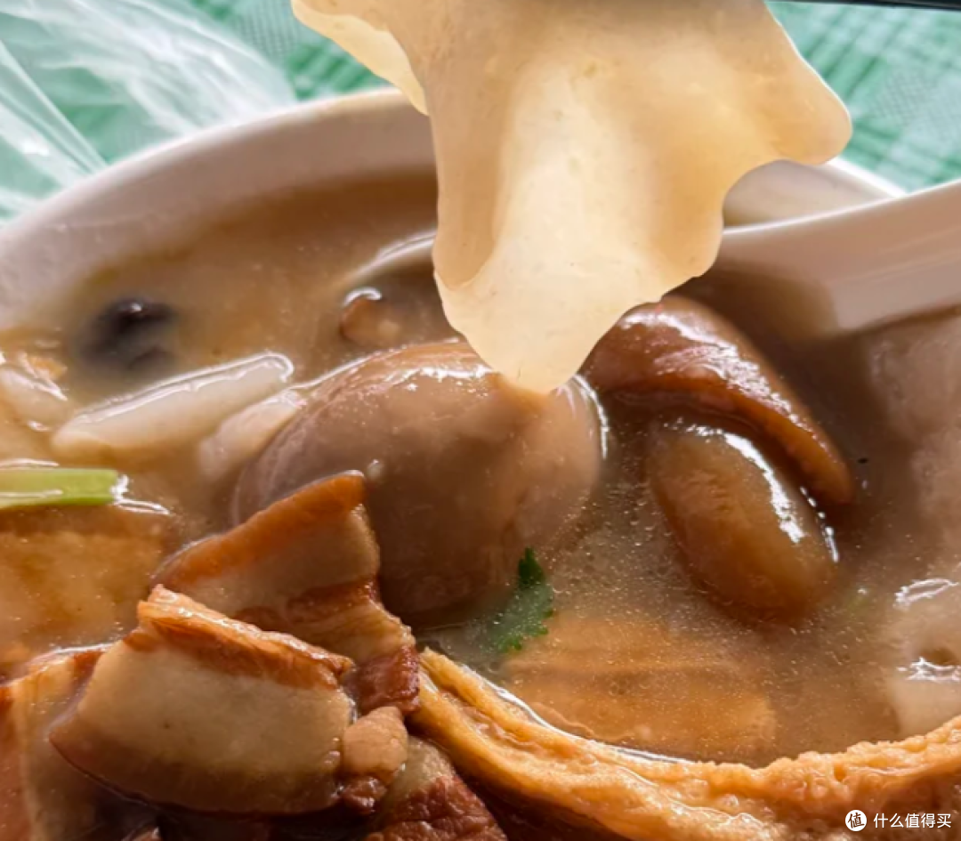现蒸米皮浸滚烫卤汤，五花猪肠铺碗解锁揭阳烟火
