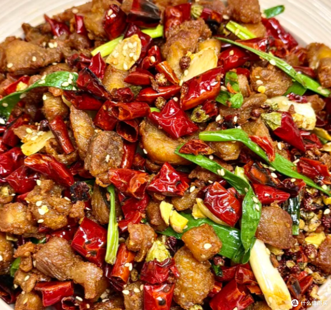 鸡腿肉切丁复炸锁脆,辣椒花椒爆炒成就硬核下酒