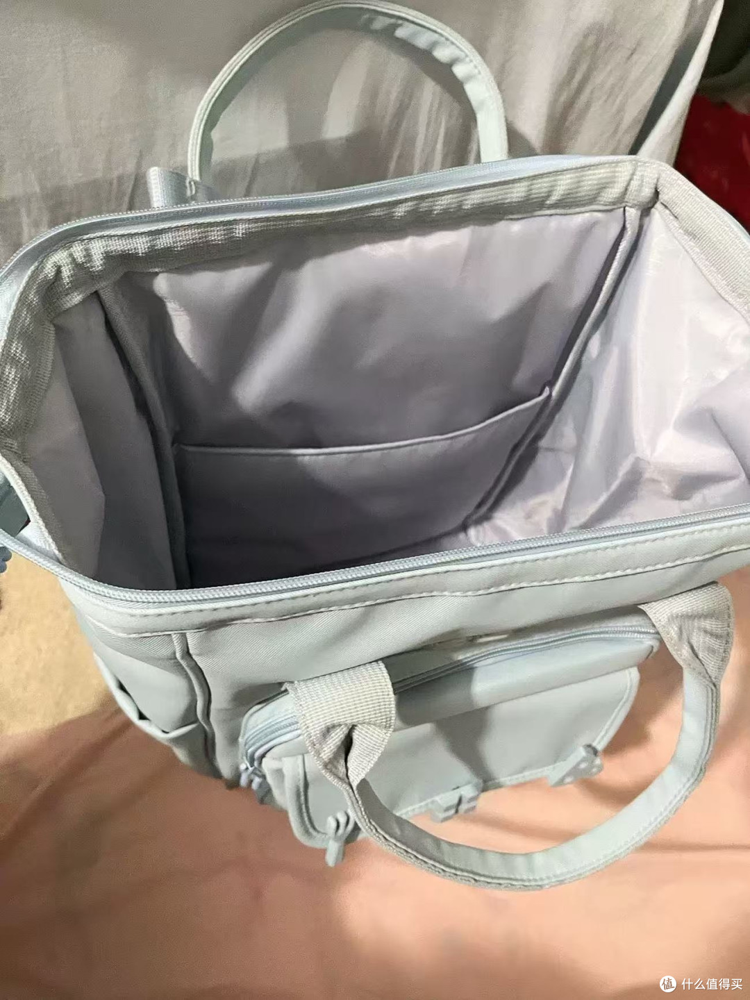 轻便防水双肩包 洒水洒奶一擦就干