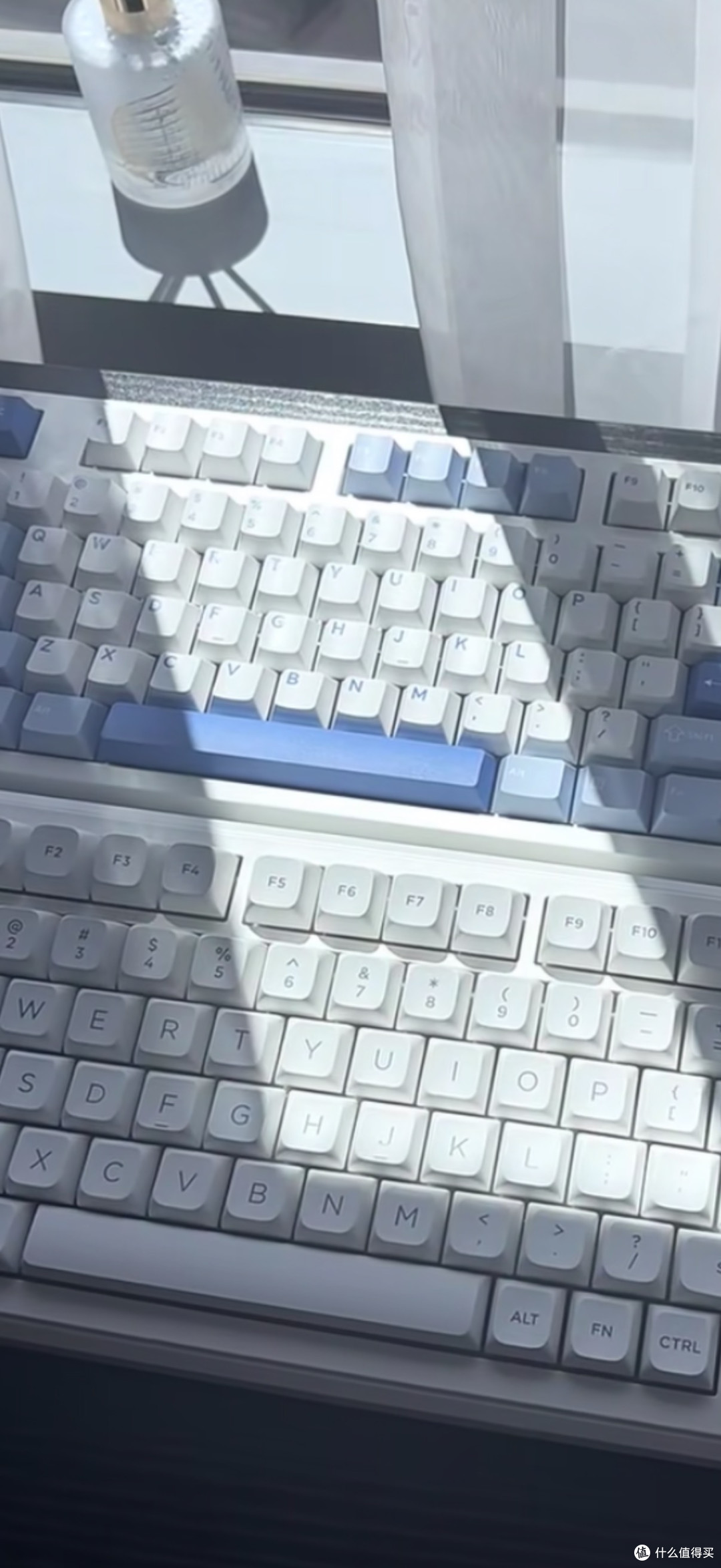百元级机械键盘横评：轴体手感与RGB灯效实测对比