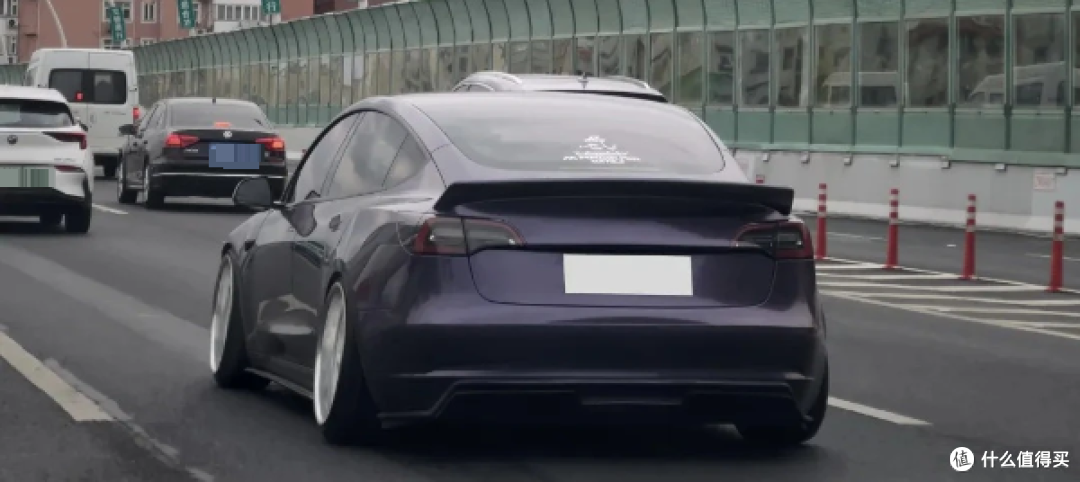 特斯拉 Model Y L 手册车身高度下调 3-4 毫米,后轮塌陷争议里车主最该看懂什么?