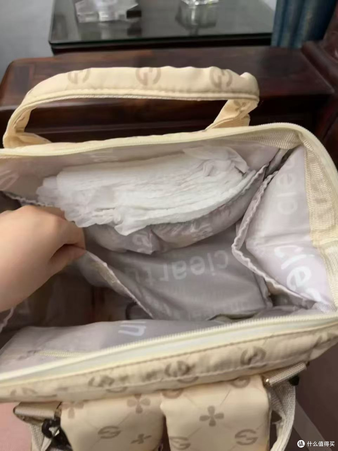 轻便防水双肩包 洒水洒奶一擦就干
