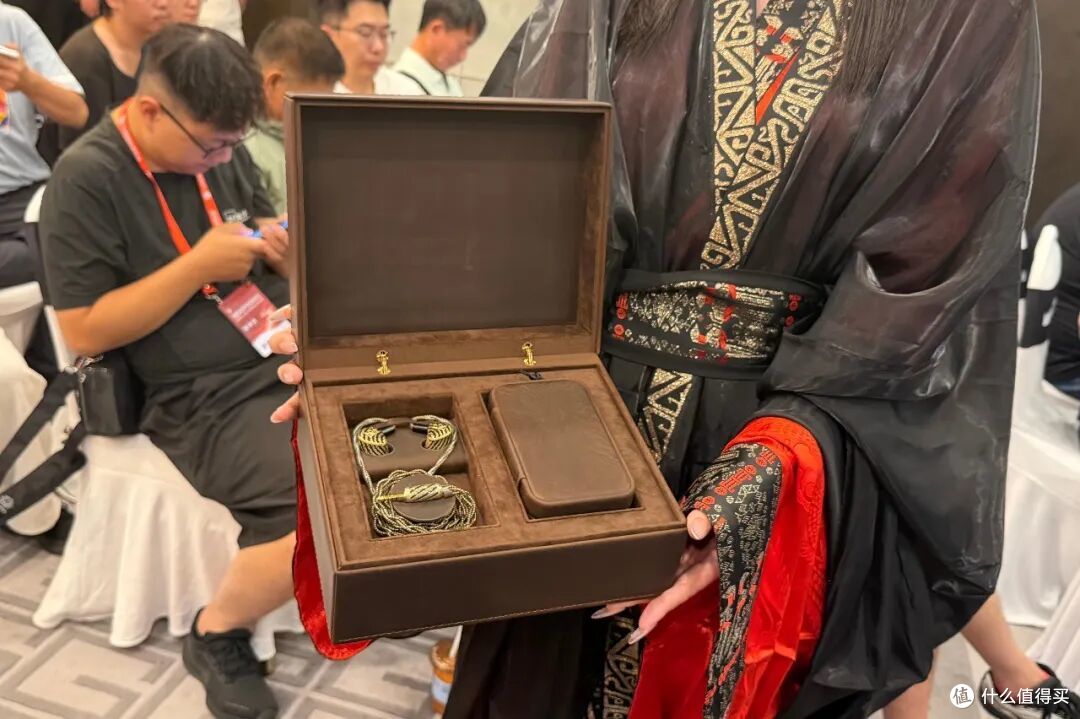 耳边前线 | 售价79888元!NOBLE发布全新旗舰耳机Blade「秦王剑」