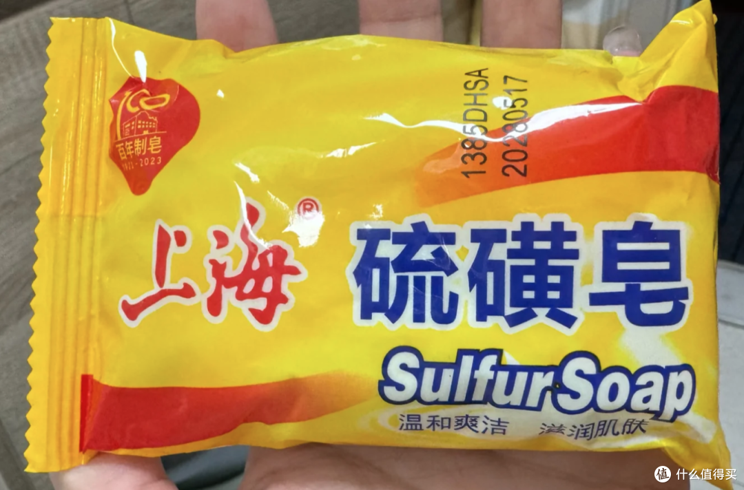 头皮抠下来的小颗粒到底是啥?扣头皮虽然爽,但可能把头抠秃