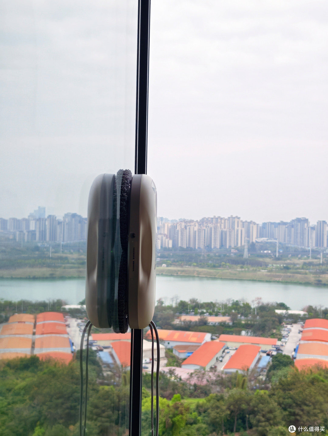 家用擦窗机器人实测!洒拖T30vs科沃斯W2S,两款主流机型怎么选?