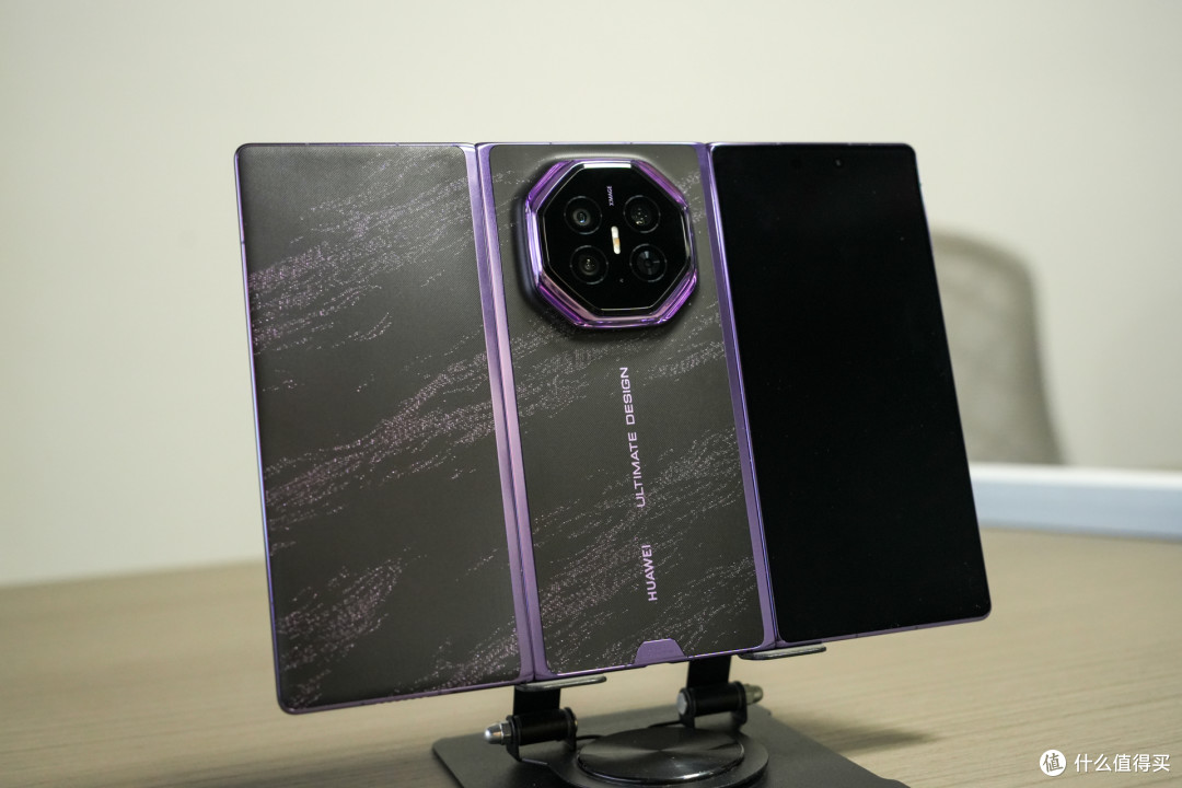 三折叠 更有面!华为Mate XT2 非凡大师 上手体验