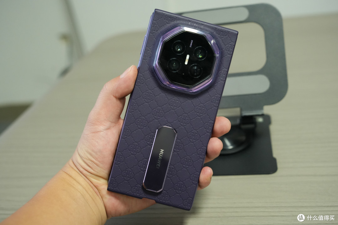 三折叠 更有面!华为Mate XT2 非凡大师 上手体验