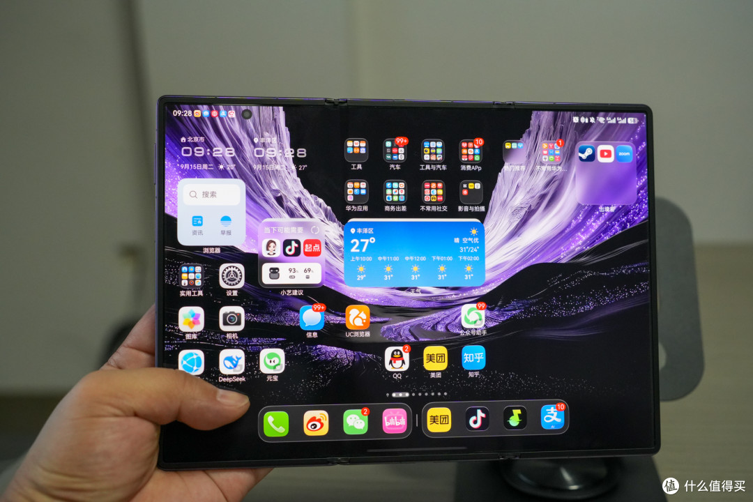三折叠 更有面!华为Mate XT2 非凡大师 上手体验