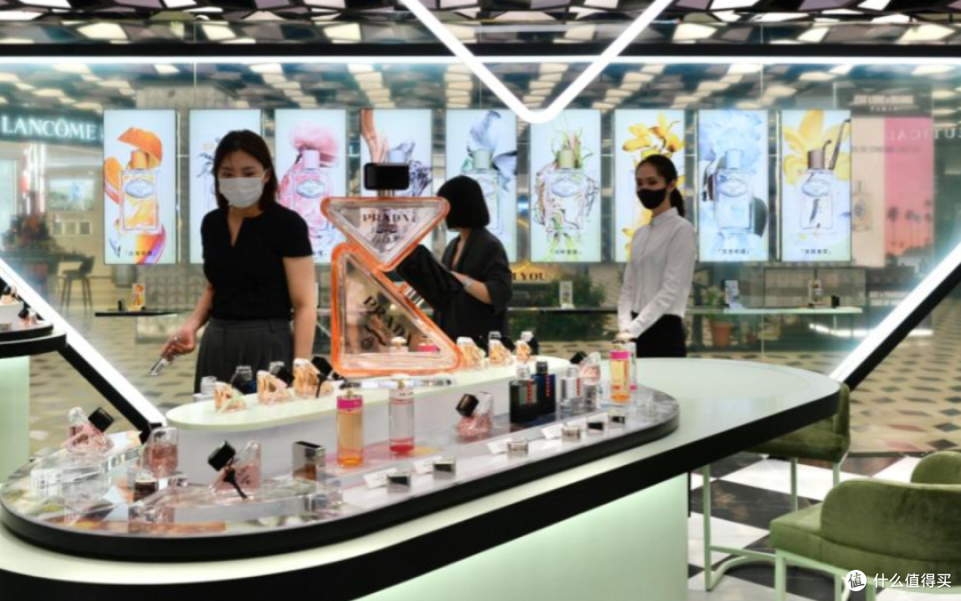 多少人的第一瓶大牌香水,止步于一句“看看就好”?