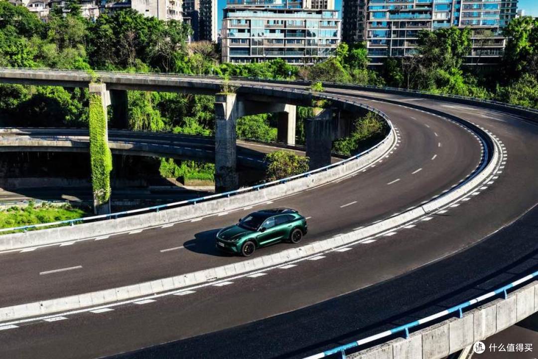 智美AI越级大五座SUV 极狐阿尔法T7重磅上市 补贴价13.28万起