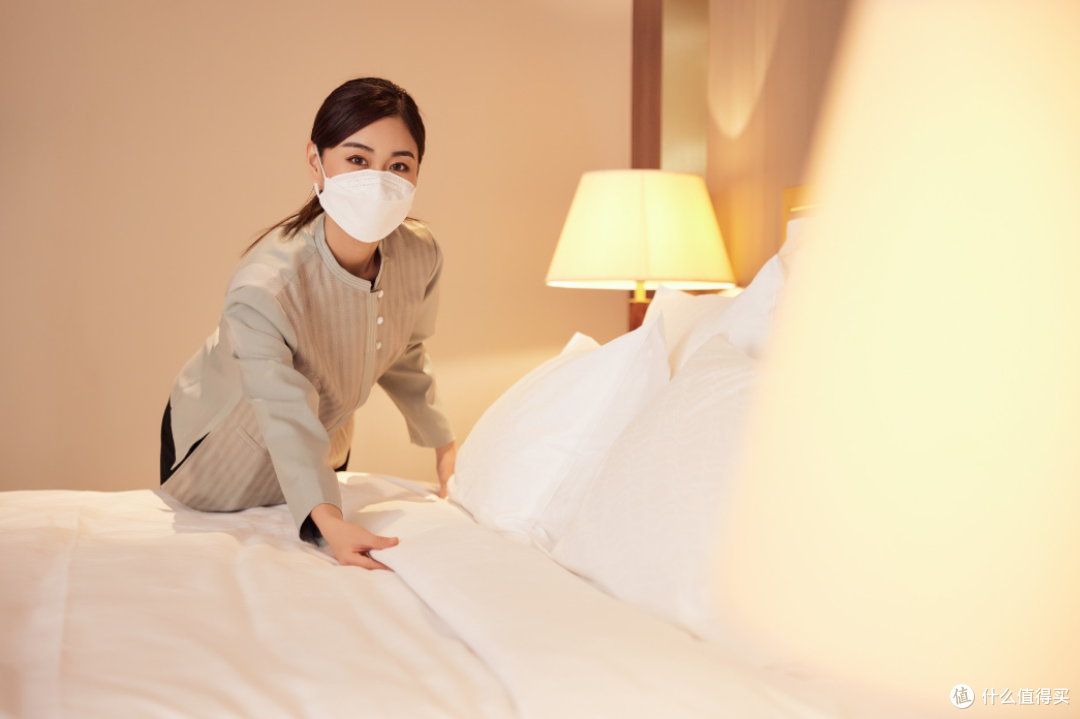 住酒店退房时,为什么要把床上弄乱?保洁阿姨说出了“真相”!